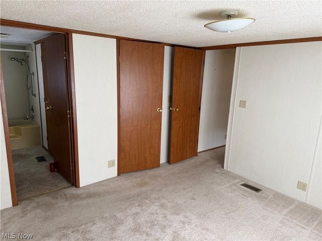 43 S Outer Drive, Vienna, OH 44473