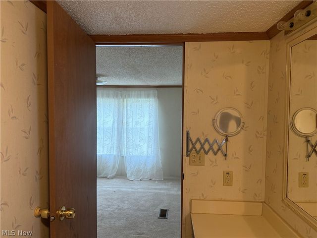43 S Outer Drive, Vienna, OH 44473