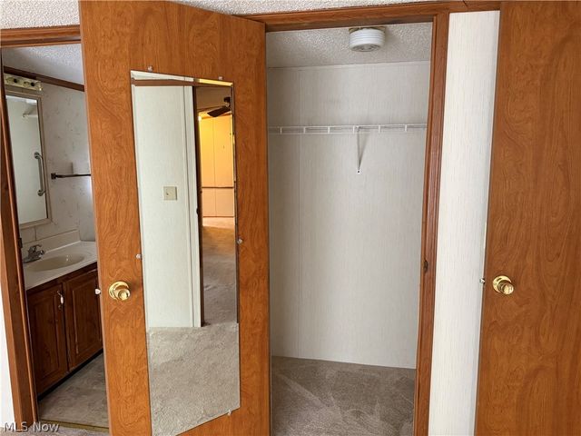 43 S Outer Drive, Vienna, OH 44473