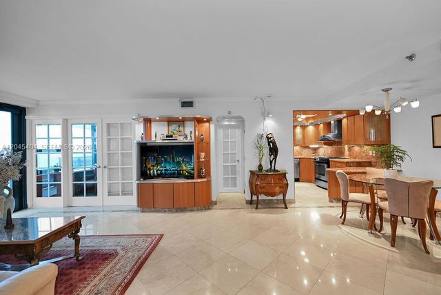 5225 Collins Avenue 1117, Miami Beach, FL 33140