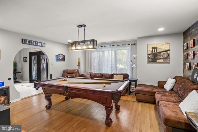 5 CHATEAU DR, Cherry Hill, NJ 08003