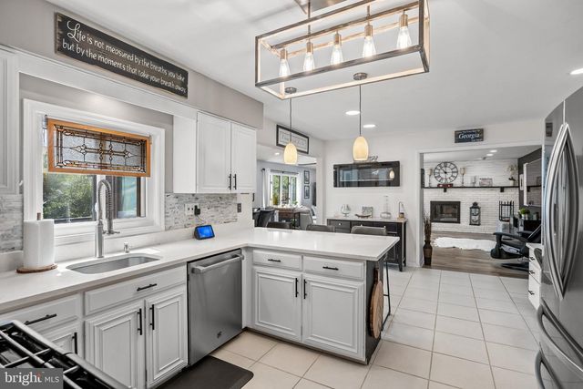 5 CHATEAU DR, Cherry Hill, NJ 08003