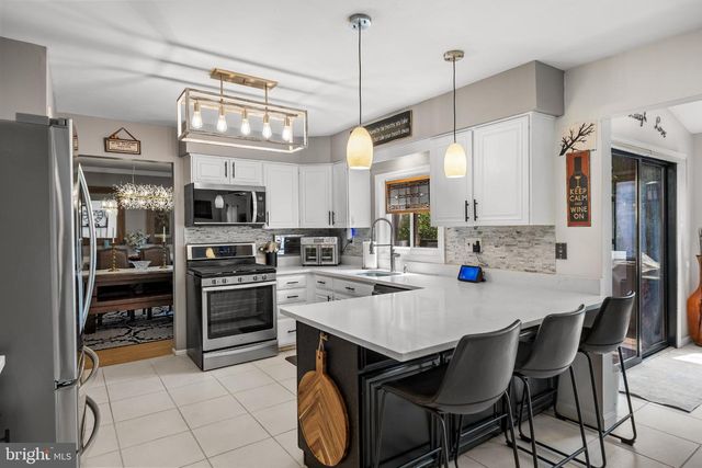 5 CHATEAU DR, Cherry Hill, NJ 08003