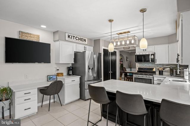 5 CHATEAU DR, Cherry Hill, NJ 08003
