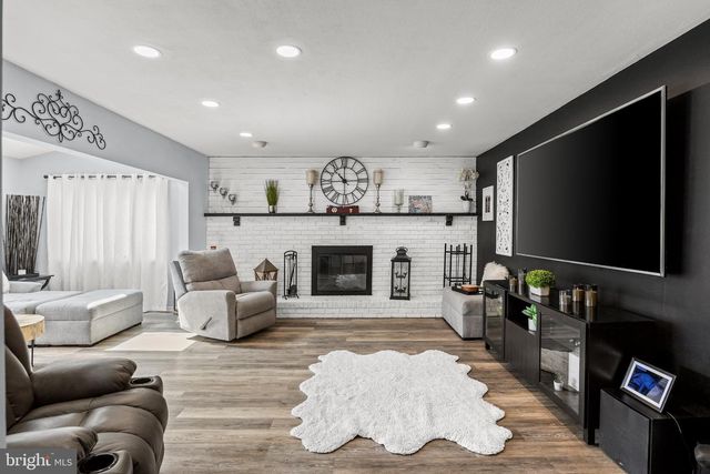 5 CHATEAU DR, Cherry Hill, NJ 08003