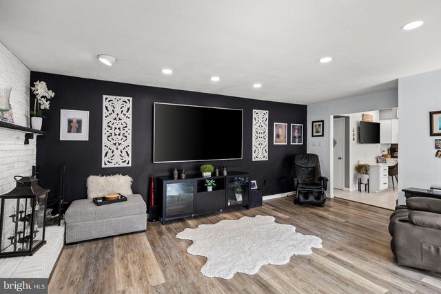 5 CHATEAU DR, Cherry Hill, NJ 08003