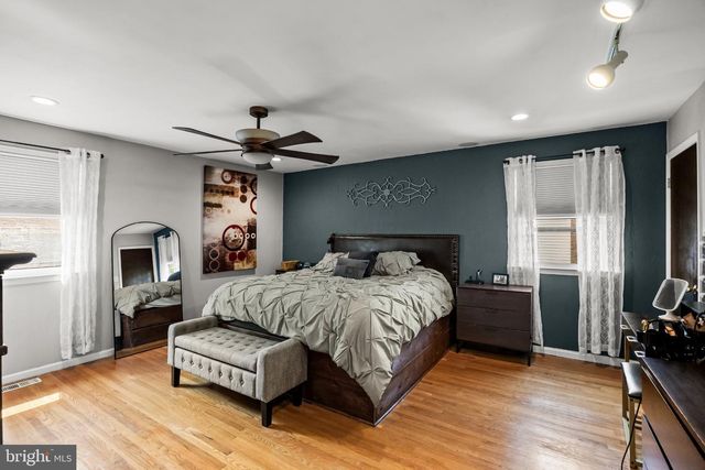 5 CHATEAU DR, Cherry Hill, NJ 08003