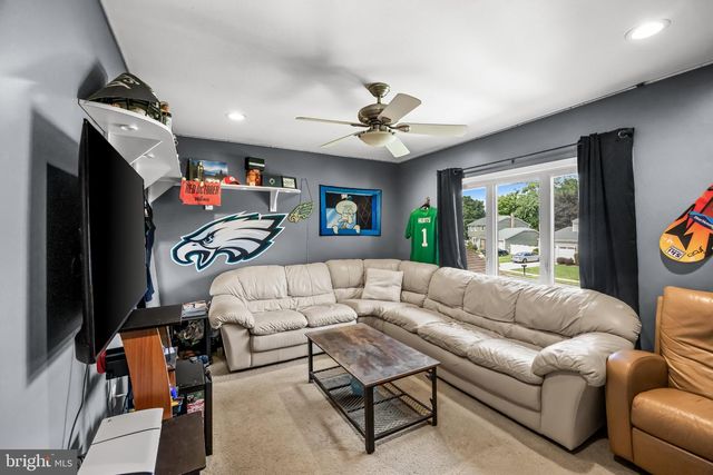 5 CHATEAU DR, Cherry Hill, NJ 08003