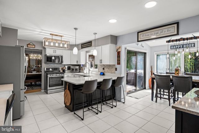 5 CHATEAU DR, Cherry Hill, NJ 08003