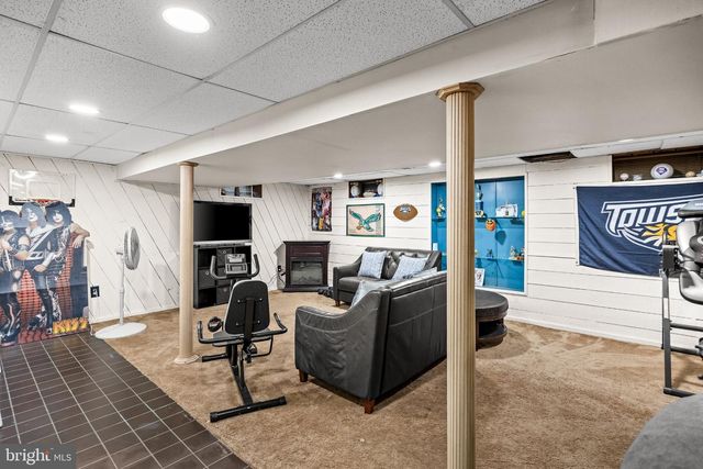 5 CHATEAU DR, Cherry Hill, NJ 08003