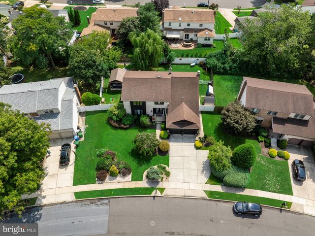 5 CHATEAU DR, Cherry Hill, NJ 08003