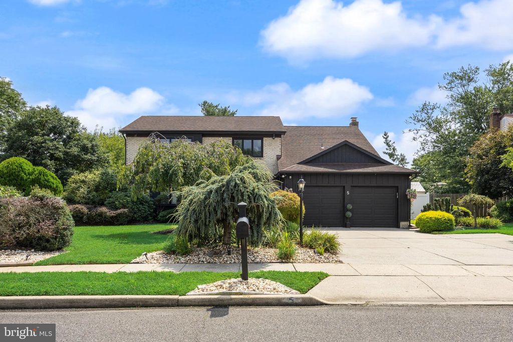 5 CHATEAU DR, Cherry Hill, NJ 08003
