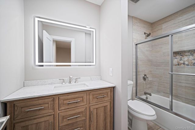 17 Bartlett, Yaphank, NY 11980