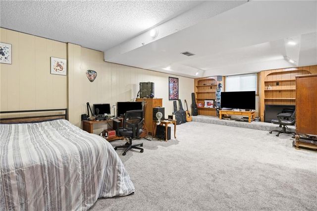 17819 E Greentree Avenue, Independence, MO 64057