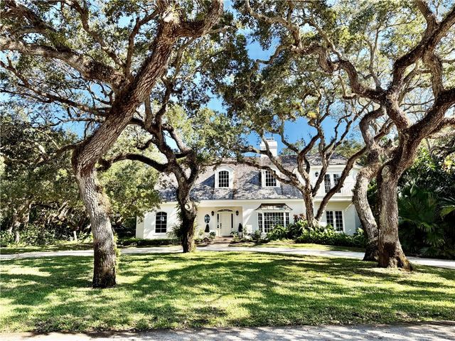 1086 Winding River Road, Vero Beach, FL 32963