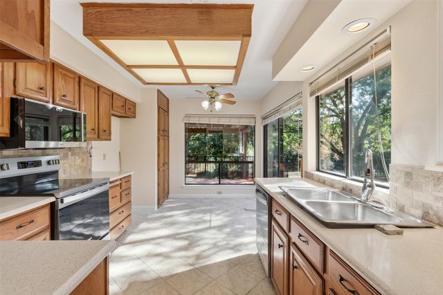 1109 Lohmans Crossing RD, Lakeway, TX 78734