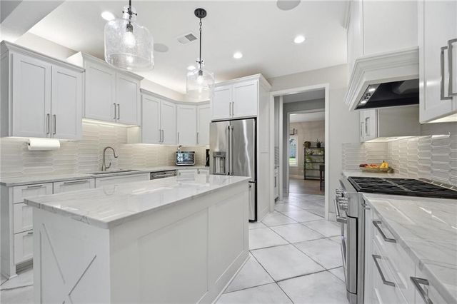 2448 NW Valley View Drive, Lee's Summit, MO 64081