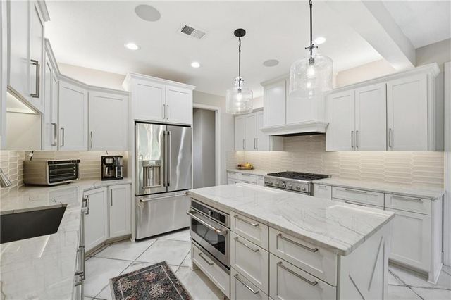 2448 NW Valley View Drive, Lee's Summit, MO 64081