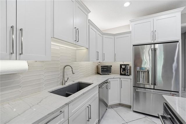 2448 NW Valley View Drive, Lee's Summit, MO 64081