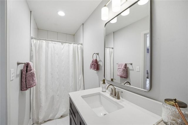 2448 NW Valley View Drive, Lee's Summit, MO 64081