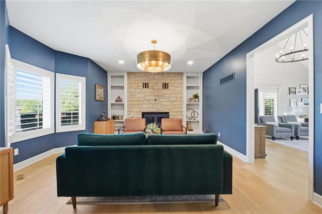 2448 NW Valley View Drive, Lee's Summit, MO 64081