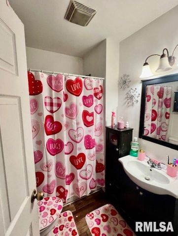 1207 W MCCLURE Avenue, Peoria, IL 61604