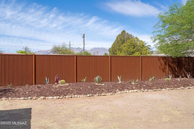 814 N Dodge Boulevard, Tucson, AZ 85716
