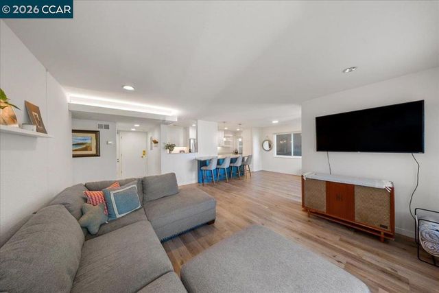 330 Vernon St 207, Oakland, CA 94610