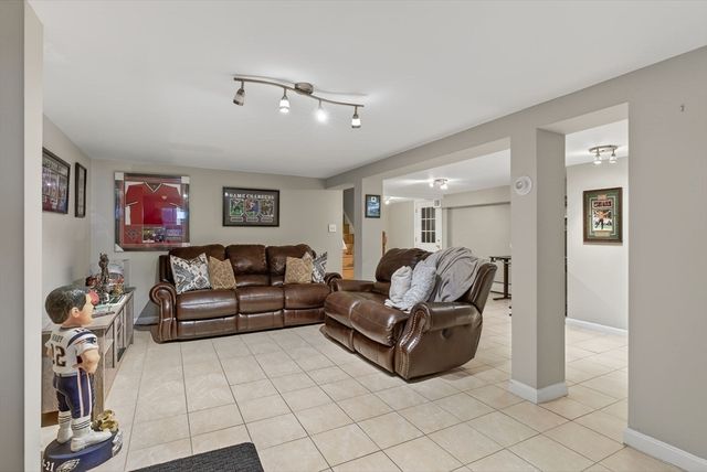 18 Erhardt Ter, Methuen, MA 01844