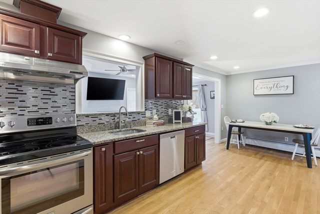 18 Erhardt Ter, Methuen, MA 01844