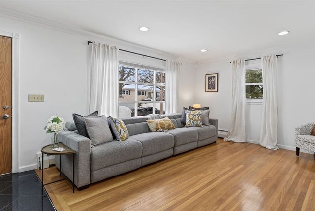 18 Erhardt Ter, Methuen, MA 01844