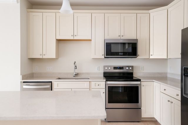 2305 Pennington Drive 305, Walpole, MA 02081