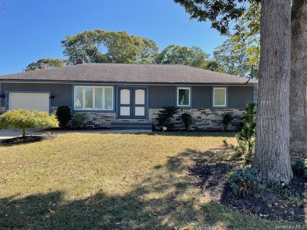 348 Hauser Avenue, Holbrook, NY 11741