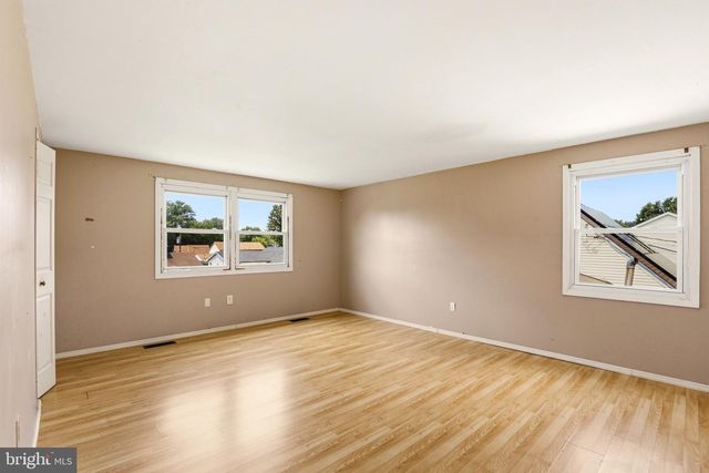 8 HEATH LN, Willingboro, NJ 08046