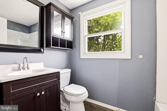 8 HEATH LN, Willingboro, NJ 08046