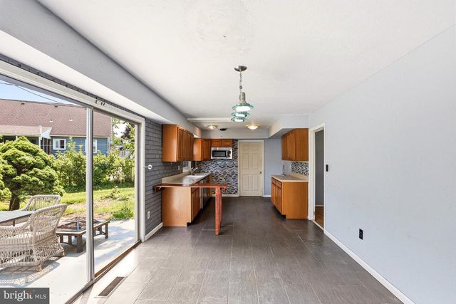 8 HEATH LN, Willingboro, NJ 08046