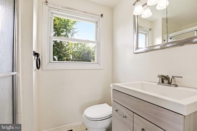 8 HEATH LN, Willingboro, NJ 08046