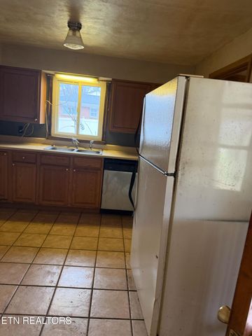 1337 Mcarthur Rd, Maryville, TN 37804