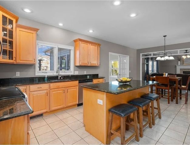 408 Tombergs Drive, Eldridge, IA 52748