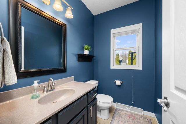 408 Tombergs Drive, Eldridge, IA 52748