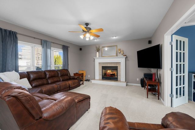 408 Tombergs Drive, Eldridge, IA 52748