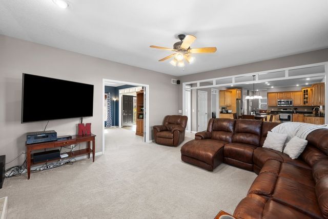 408 Tombergs Drive, Eldridge, IA 52748