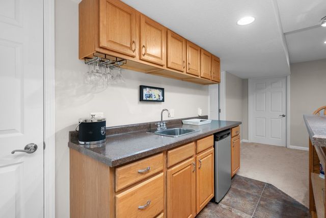 408 Tombergs Drive, Eldridge, IA 52748