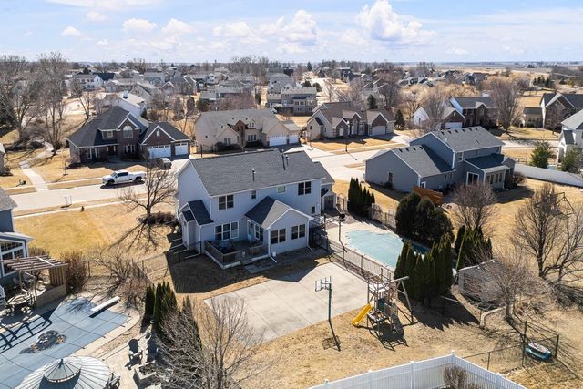 408 Tombergs Drive, Eldridge, IA 52748