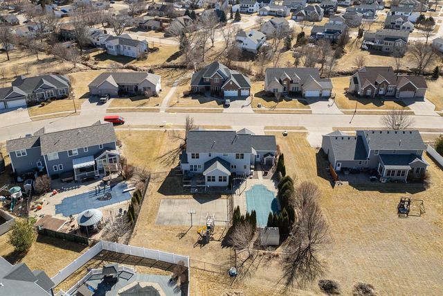 408 Tombergs Drive, Eldridge, IA 52748