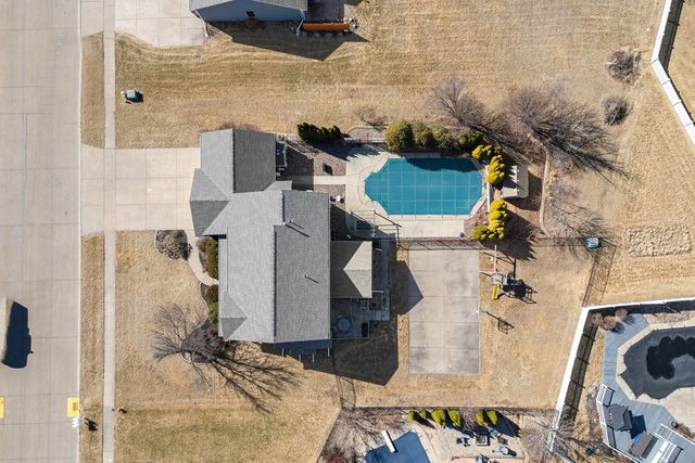 408 Tombergs Drive, Eldridge, IA 52748