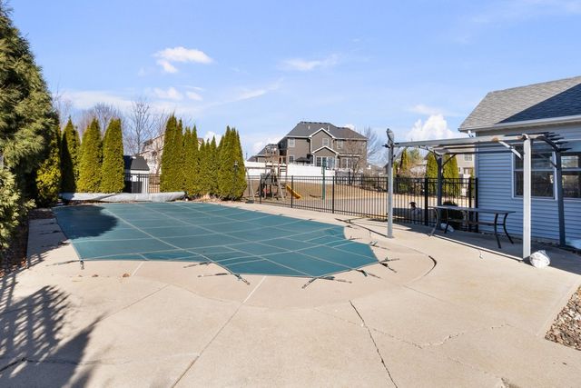 408 Tombergs Drive, Eldridge, IA 52748