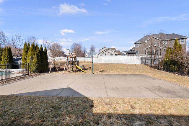 408 Tombergs Drive, Eldridge, IA 52748