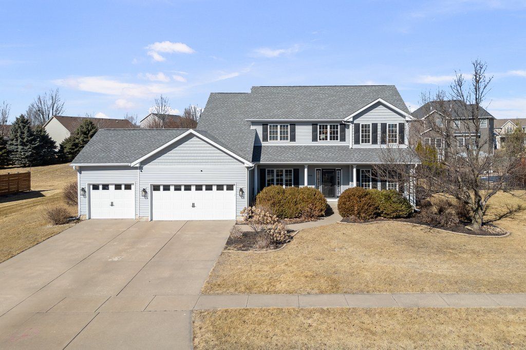 408 Tombergs Drive, Eldridge, IA 52748