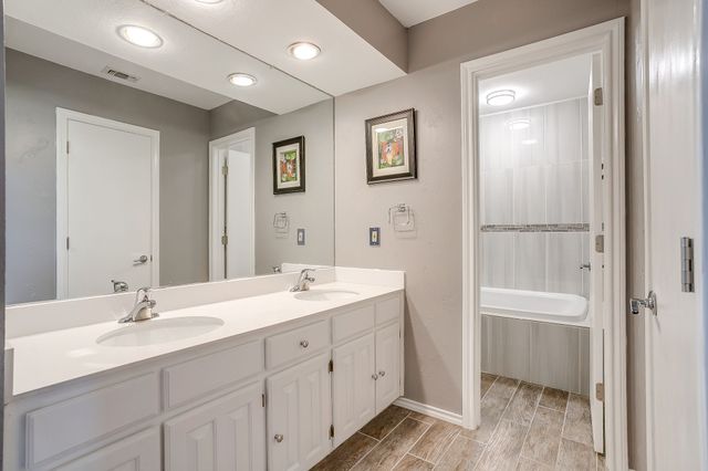 533 W Paloma Court, Fort Worth, TX 76108